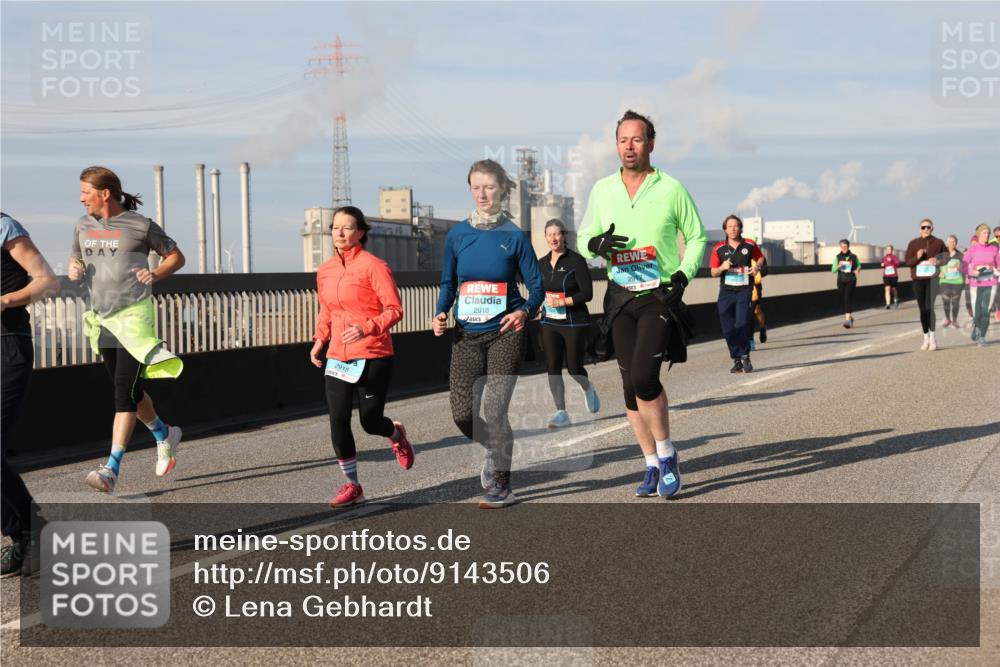03.10.2025 - Köhlbrandbrückenlauf Lena Gebhardt http://msf.ph/oto/9143506 03.10.2025 10:01:22 Position 2 2918, 2916, 2917 meine-sportfotos.de