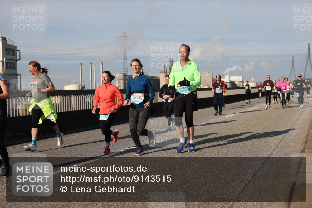 03.10.2025 - Köhlbrandbrückenlauf Lena Gebhardt http://msf.ph/oto/9143515 03.10.2025 10:01:22 Position 2 2916, 2917 meine-sportfotos.de