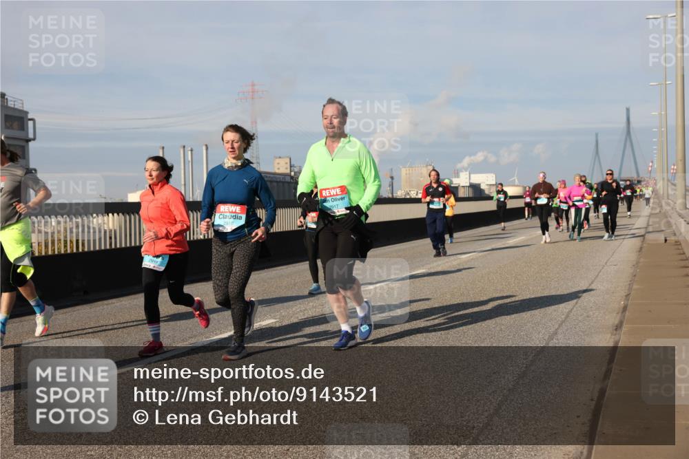 03.10.2025 - Köhlbrandbrückenlauf Lena Gebhardt http://msf.ph/oto/9143521 03.10.2025 10:01:22 Position 2 2918, 2916, 2917 meine-sportfotos.de