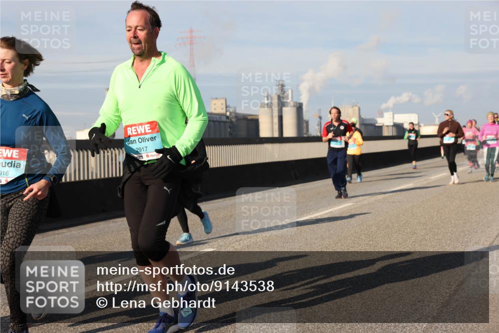 03.10.2025 - Köhlbrandbrückenlauf Lena Gebhardt http://msf.ph/oto/9143538 03.10.2025 10:01:23 Position 2 916, 5, 2917 meine-sportfotos.de