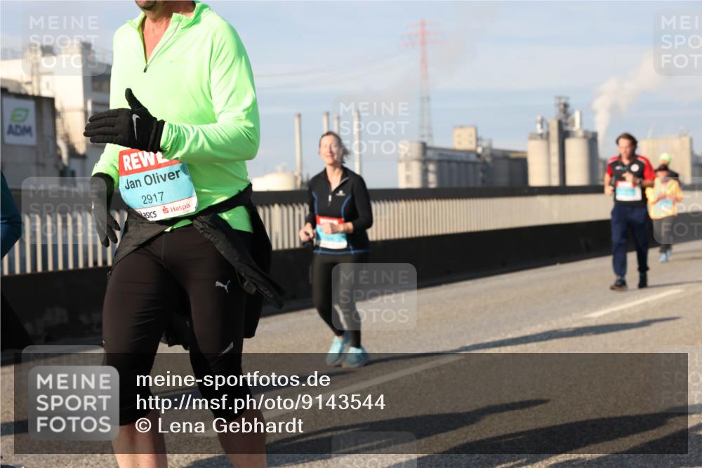 03.10.2025 - Köhlbrandbrückenlauf Lena Gebhardt http://msf.ph/oto/9143544 03.10.2025 10:01:24 Position 2 2917 meine-sportfotos.de