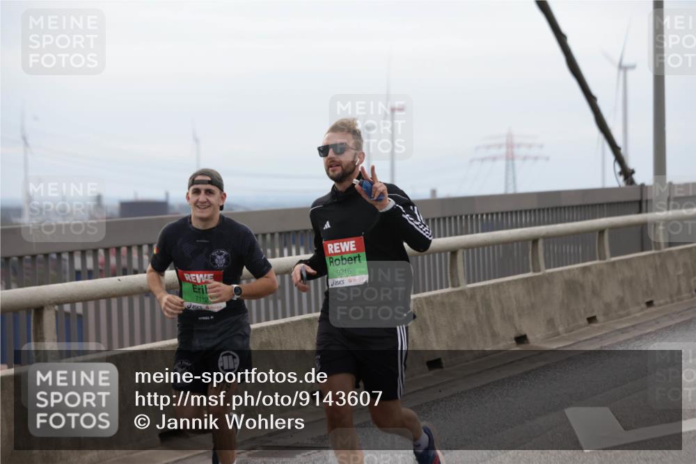 03.10.2025 - Köhlbrandbrückenlauf Jannik Wohlers http://msf.ph/oto/9143607 03.10.2025 15:44:58 Position 1 1982, 7112, 9216, 1978 meine-sportfotos.de