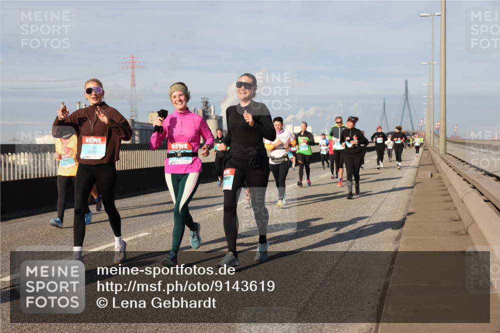 03.10.2025 - Köhlbrandbrückenlauf Lena Gebhardt http://msf.ph/oto/9143619 03.10.2025 10:01:28 Position 2 3770, 415 meine-sportfotos.de