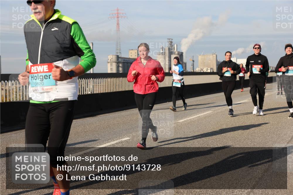 03.10.2025 - Köhlbrandbrückenlauf Lena Gebhardt http://msf.ph/oto/9143728 03.10.2025 10:01:33 Position 2 3620, 617 meine-sportfotos.de