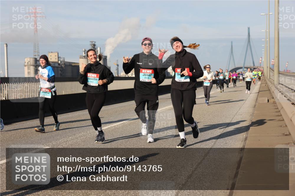 03.10.2025 - Köhlbrandbrückenlauf Lena Gebhardt http://msf.ph/oto/9143765 03.10.2025 10:01:35 Position 2 13, 2616, 1992, 2617 meine-sportfotos.de