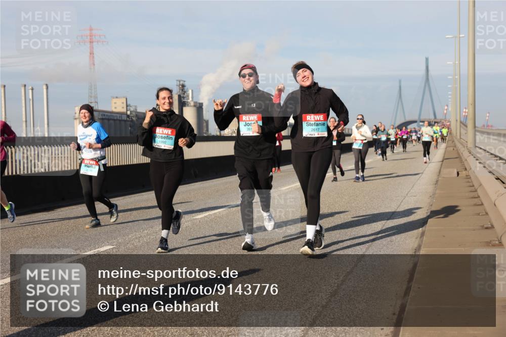 03.10.2025 - Köhlbrandbrückenlauf Lena Gebhardt http://msf.ph/oto/9143776 03.10.2025 10:01:35 Position 2 13, 261, 1992, 2617 meine-sportfotos.de