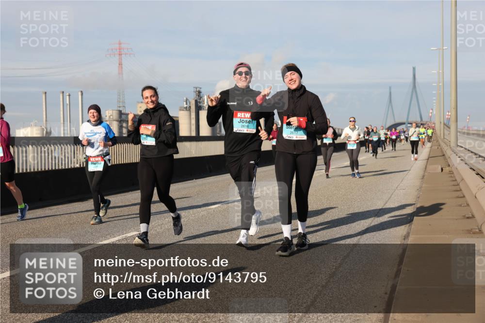 03.10.2025 - Köhlbrandbrückenlauf Lena Gebhardt http://msf.ph/oto/9143795 03.10.2025 10:01:35 Position 2 13, 2616, 2617 meine-sportfotos.de