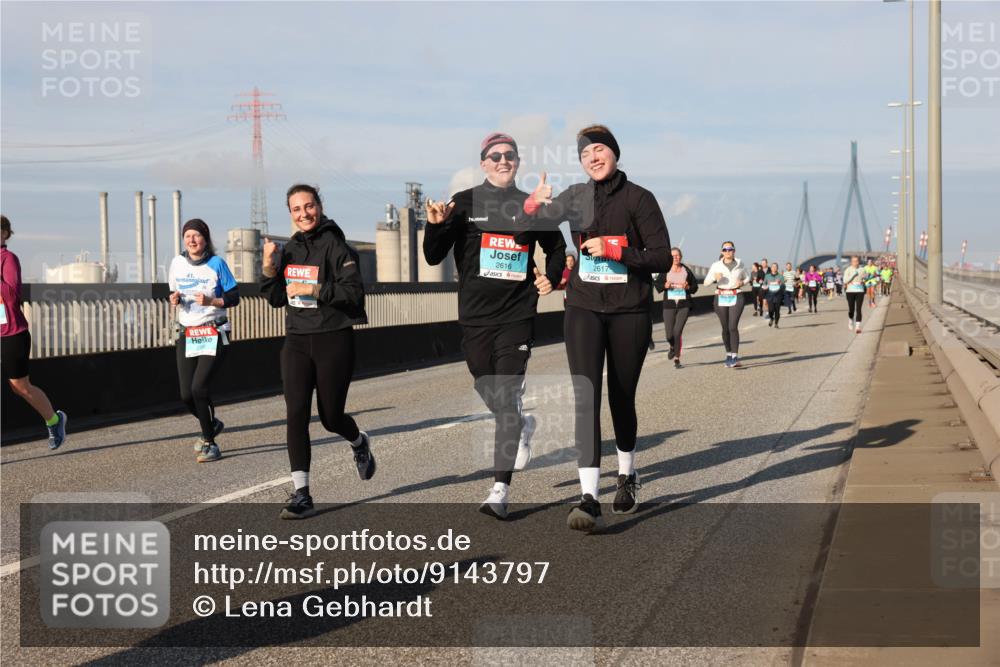03.10.2025 - Köhlbrandbrückenlauf Lena Gebhardt http://msf.ph/oto/9143797 03.10.2025 10:01:35 Position 2 2616, 2617 meine-sportfotos.de