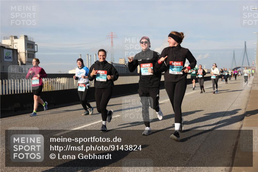 03.10.2025 - Köhlbrandbrückenlauf Lena Gebhardt http://msf.ph/oto/9143824 03.10.2025 10:01:36 Position 2 1992, 13, 2616, 2617 meine-sportfotos.de