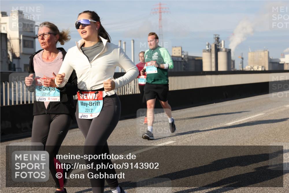 03.10.2025 - Köhlbrandbrückenlauf Lena Gebhardt http://msf.ph/oto/9143902 03.10.2025 10:01:41 Position 2 2218, 2217 meine-sportfotos.de