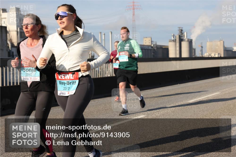 03.10.2025 - Köhlbrandbrückenlauf Lena Gebhardt http://msf.ph/oto/9143905 03.10.2025 10:01:41 Position 2 2218, 2217 meine-sportfotos.de