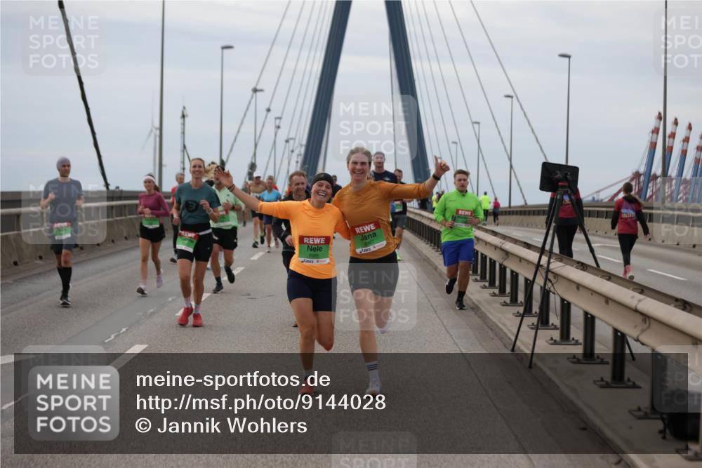 03.10.2025 - Köhlbrandbrückenlauf Jannik Wohlers http://msf.ph/oto/9144028 03.10.2025 15:45:21 Position 1 8965, 8967, 81202 meine-sportfotos.de