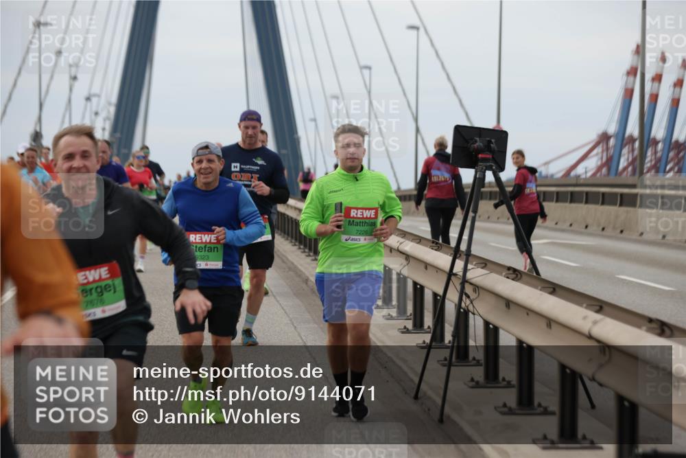 03.10.2025 - Köhlbrandbrückenlauf Jannik Wohlers http://msf.ph/oto/9144071 03.10.2025 15:45:23 Position 1 7576, 9323, 7226, 812025 meine-sportfotos.de