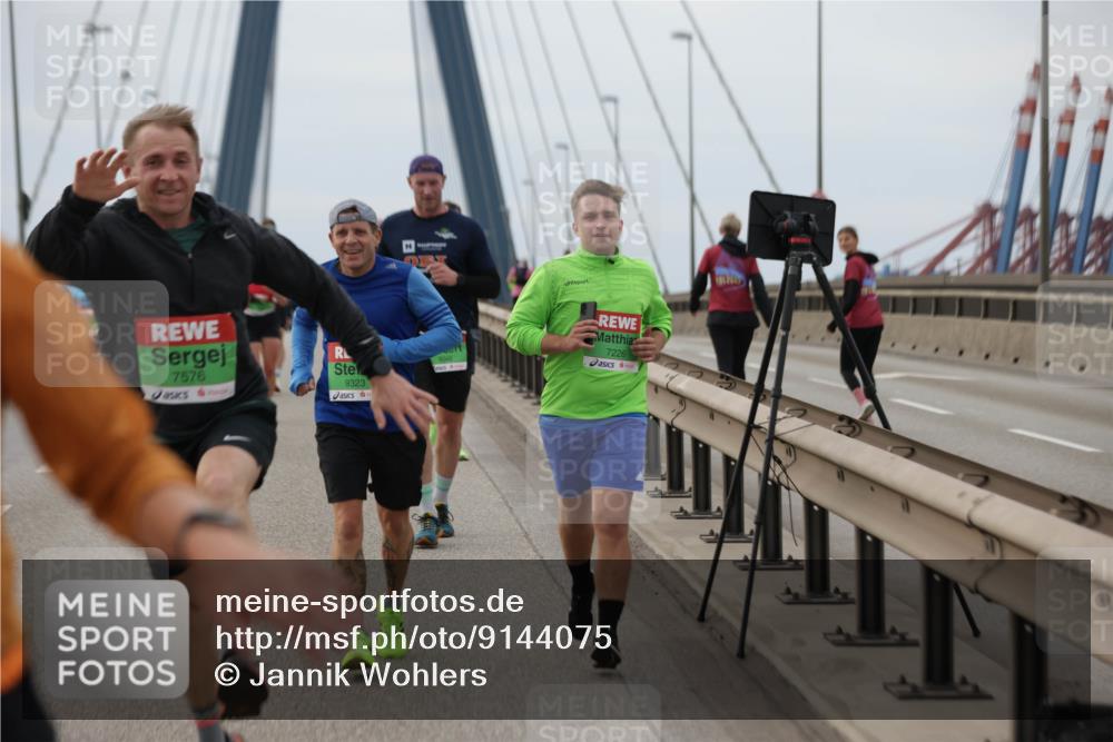 03.10.2025 - Köhlbrandbrückenlauf Jannik Wohlers http://msf.ph/oto/9144075 03.10.2025 15:45:23 Position 1 7576, 9323, 7226 meine-sportfotos.de