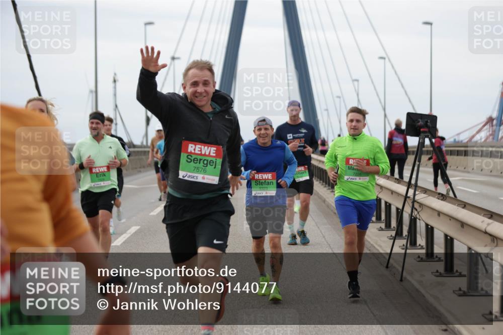 03.10.2025 - Köhlbrandbrückenlauf Jannik Wohlers http://msf.ph/oto/9144077 03.10.2025 15:45:23 Position 1 7576, 9323, 7226 meine-sportfotos.de