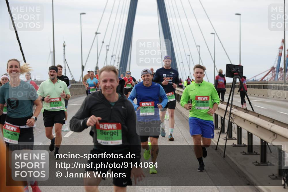 03.10.2025 - Köhlbrandbrückenlauf Jannik Wohlers http://msf.ph/oto/9144084 03.10.2025 15:45:24 Position 1 9347, 7576, 9323, 7226, 815025 meine-sportfotos.de
