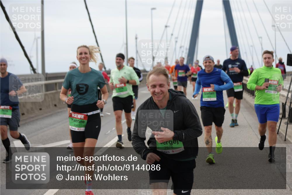 03.10.2025 - Köhlbrandbrückenlauf Jannik Wohlers http://msf.ph/oto/9144086 03.10.2025 15:45:24 Position 1 3, 9347, 7576, 1323 meine-sportfotos.de
