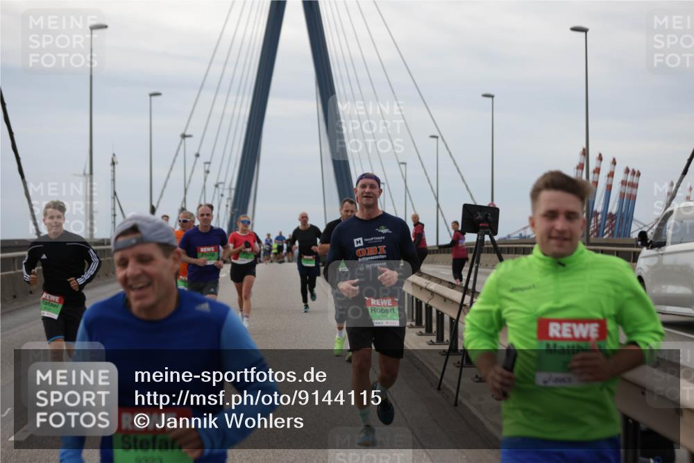 03.10.2025 - Köhlbrandbrückenlauf Jannik Wohlers http://msf.ph/oto/9144115 03.10.2025 15:45:26 Position 1 9323, 9348 meine-sportfotos.de