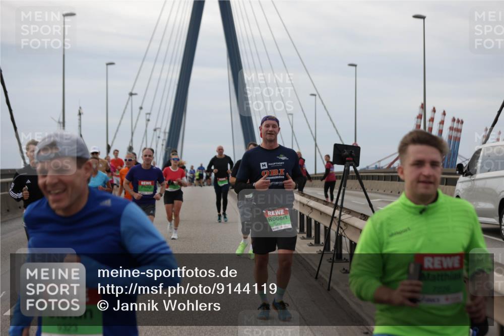 03.10.2025 - Köhlbrandbrückenlauf Jannik Wohlers http://msf.ph/oto/9144119 03.10.2025 15:45:26 Position 1 400, 9323, 9348, 7226 meine-sportfotos.de