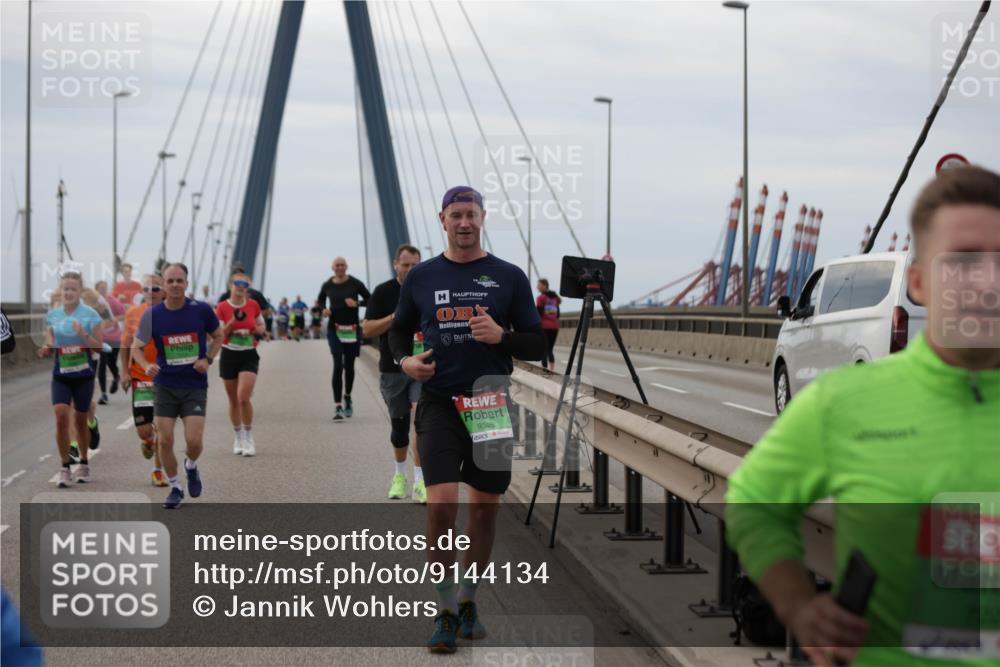 03.10.2025 - Köhlbrandbrückenlauf Jannik Wohlers http://msf.ph/oto/9144134 03.10.2025 15:45:26 Position 1 9348 meine-sportfotos.de