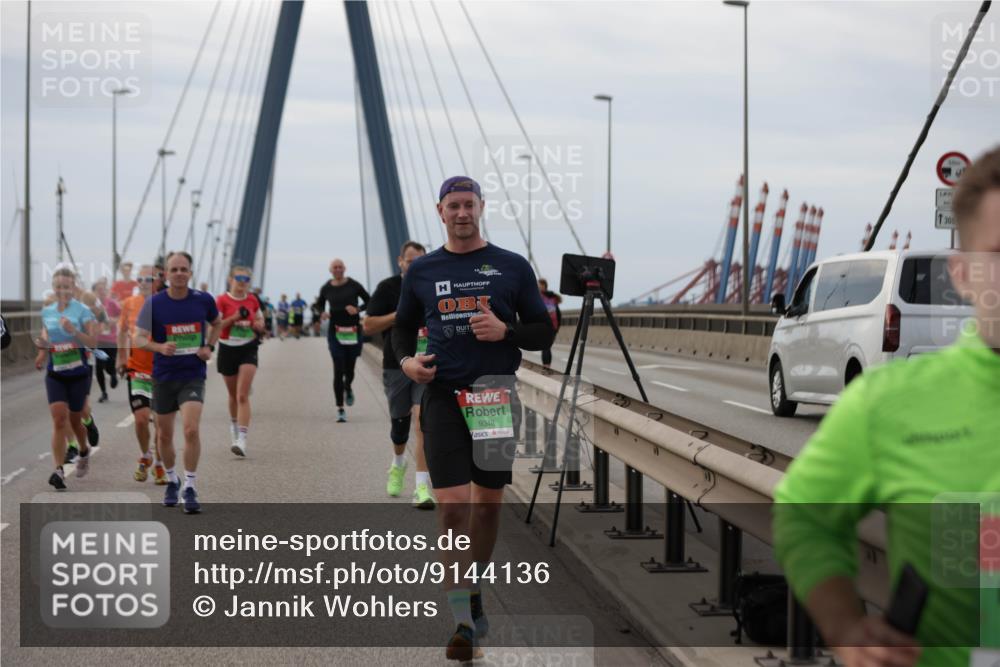 03.10.2025 - Köhlbrandbrückenlauf Jannik Wohlers http://msf.ph/oto/9144136 03.10.2025 15:45:26 Position 1 9348, 300 meine-sportfotos.de