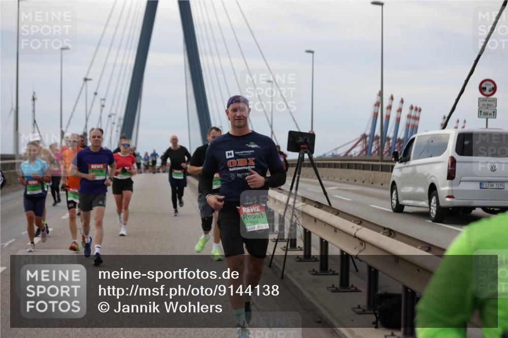 03.10.2025 - Köhlbrandbrückenlauf Jannik Wohlers http://msf.ph/oto/9144138 03.10.2025 15:45:26 Position 1 9348, 300, 3195 meine-sportfotos.de