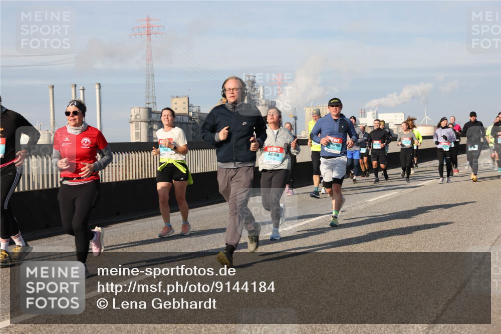 03.10.2025 - Köhlbrandbrückenlauf Lena Gebhardt http://msf.ph/oto/9144184 03.10.2025 10:01:58 Position 2 12, 3222, 2456 meine-sportfotos.de