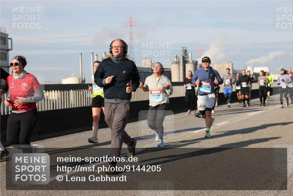 03.10.2025 - Köhlbrandbrückenlauf Lena Gebhardt http://msf.ph/oto/9144205 03.10.2025 10:01:59 Position 2 2456, 2053 meine-sportfotos.de