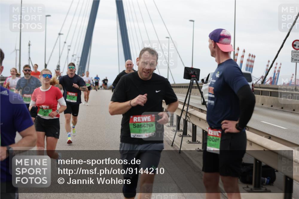 03.10.2025 - Köhlbrandbrückenlauf Jannik Wohlers http://msf.ph/oto/9144210 03.10.2025 15:45:30 Position 1 97, 7196, 9348, 300 meine-sportfotos.de
