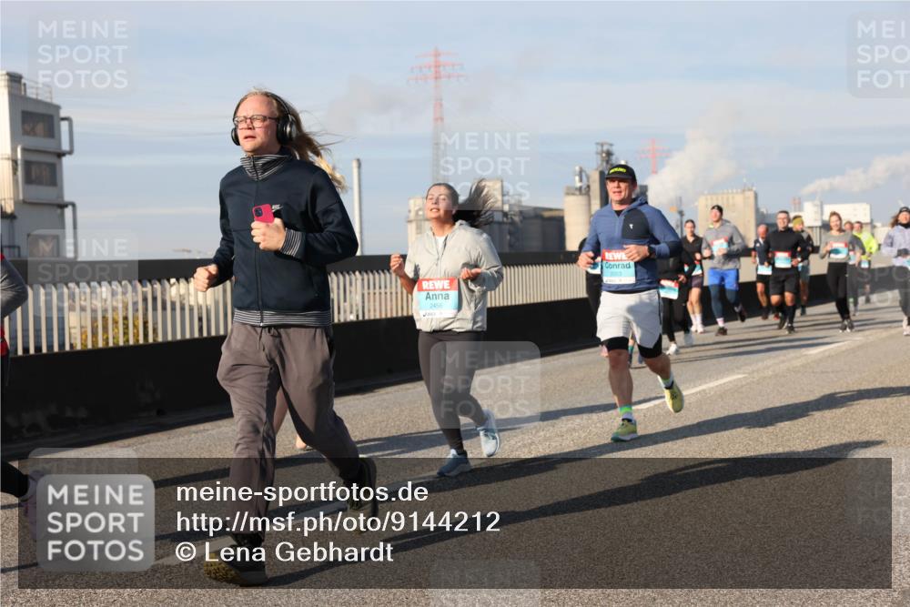 03.10.2025 - Köhlbrandbrückenlauf Lena Gebhardt http://msf.ph/oto/9144212 03.10.2025 10:01:59 Position 2 2456, 2053 meine-sportfotos.de