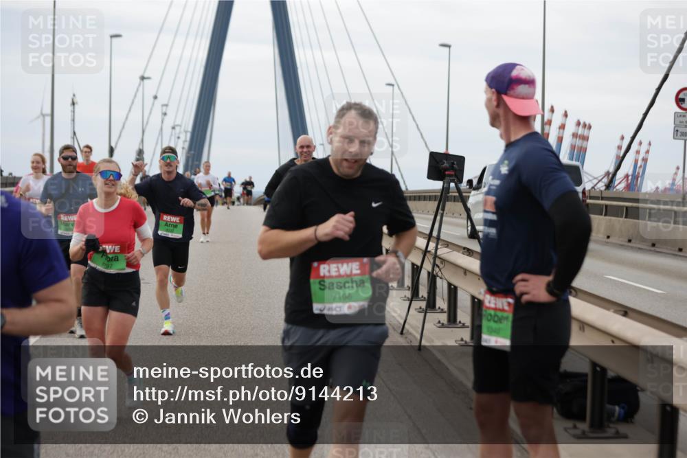 03.10.2025 - Köhlbrandbrückenlauf Jannik Wohlers http://msf.ph/oto/9144213 03.10.2025 15:45:30 Position 1 8797, 7196, 1048, 1, 300 meine-sportfotos.de