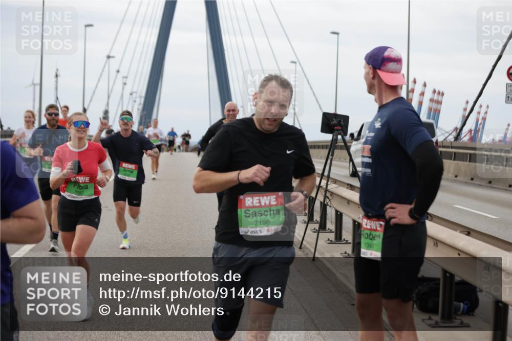 03.10.2025 - Köhlbrandbrückenlauf Jannik Wohlers http://msf.ph/oto/9144215 03.10.2025 15:45:30 Position 1 8797, 7196, 9348 meine-sportfotos.de