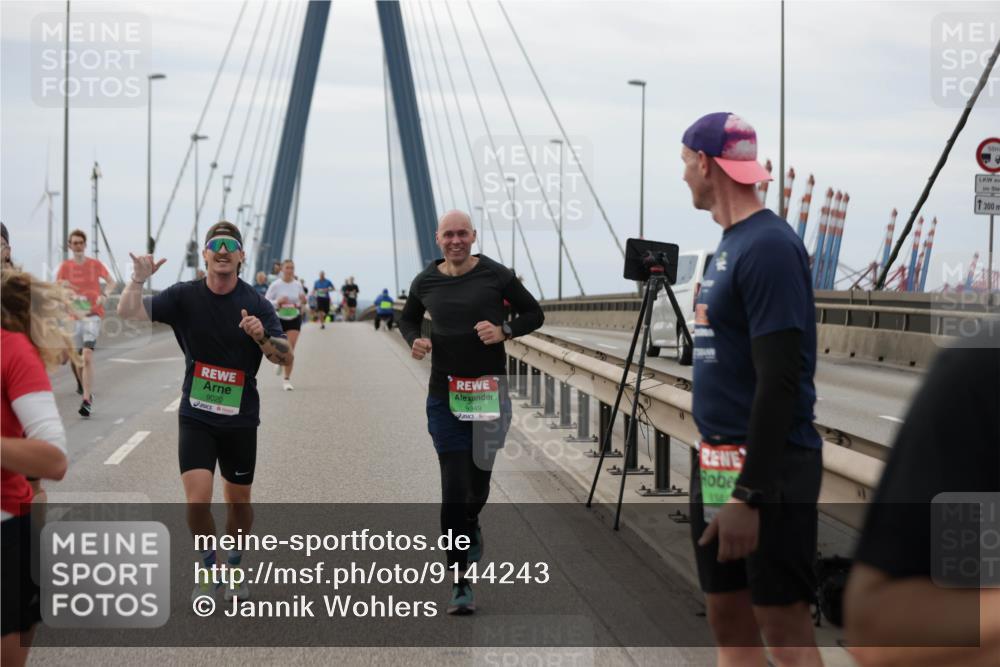 03.10.2025 - Köhlbrandbrückenlauf Jannik Wohlers http://msf.ph/oto/9144243 03.10.2025 15:45:31 Position 1 9020, 9349, 934, 300 meine-sportfotos.de