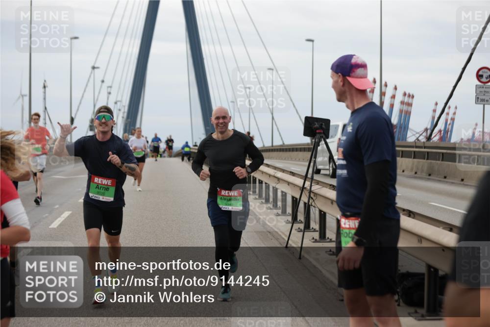 03.10.2025 - Köhlbrandbrückenlauf Jannik Wohlers http://msf.ph/oto/9144245 03.10.2025 15:45:31 Position 1 9020, 9349, 300 meine-sportfotos.de