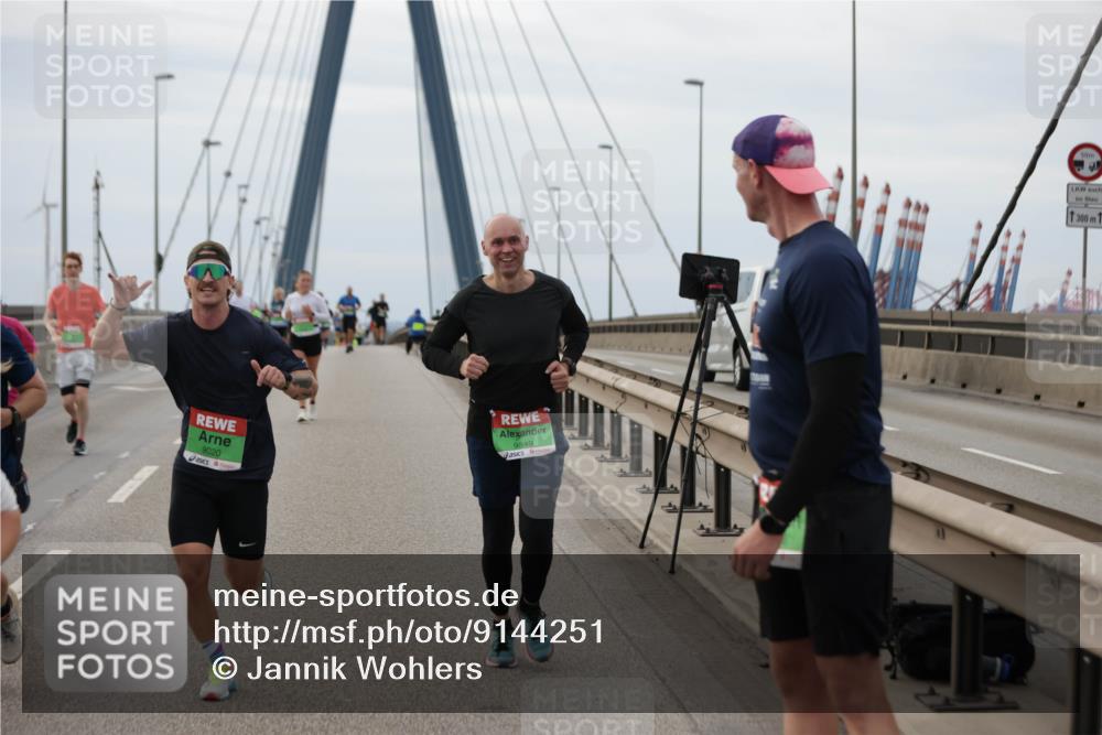 03.10.2025 - Köhlbrandbrückenlauf Jannik Wohlers http://msf.ph/oto/9144251 03.10.2025 15:45:31 Position 1 9020, 9349, 300 meine-sportfotos.de