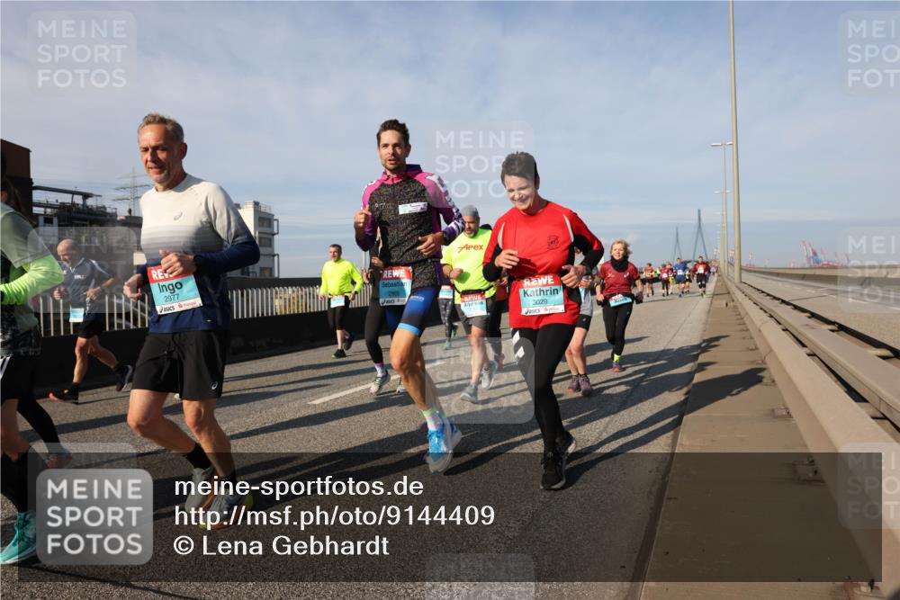 03.10.2025 - Köhlbrandbrückenlauf Lena Gebhardt http://msf.ph/oto/9144409 03.10.2025 10:02:08 Position 2 2977, 2969, 3029 meine-sportfotos.de