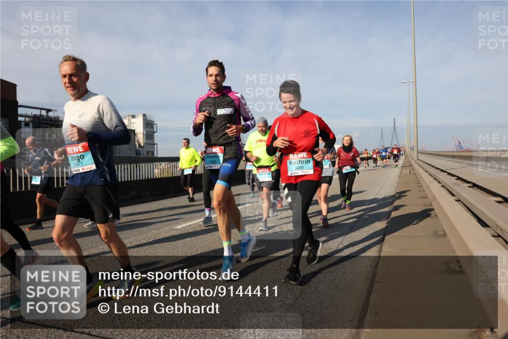 03.10.2025 - Köhlbrandbrückenlauf Lena Gebhardt http://msf.ph/oto/9144411 03.10.2025 10:02:08 Position 2 2977, 2969, 3029 meine-sportfotos.de