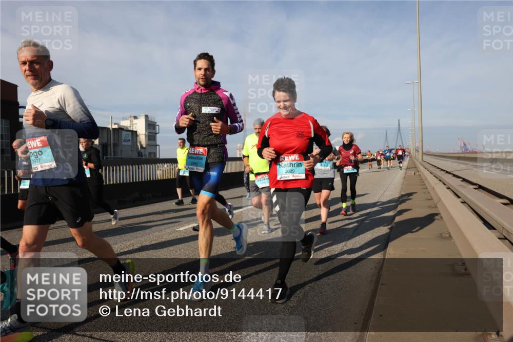 03.10.2025 - Köhlbrandbrückenlauf Lena Gebhardt http://msf.ph/oto/9144417 03.10.2025 10:02:08 Position 2 2977, 2969, 3029 meine-sportfotos.de