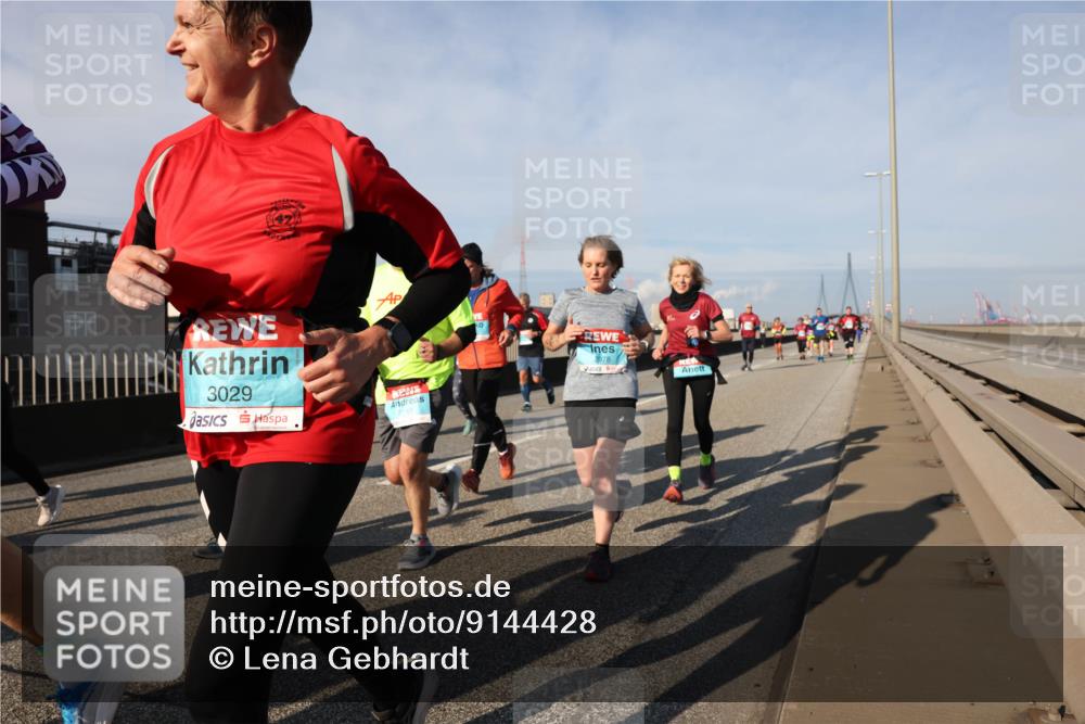 03.10.2025 - Köhlbrandbrückenlauf Lena Gebhardt http://msf.ph/oto/9144428 03.10.2025 10:02:09 Position 2 3029, 2978 meine-sportfotos.de