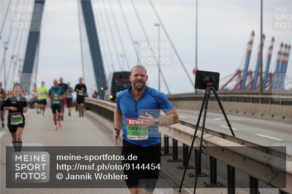 03.10.2025 - Köhlbrandbrückenlauf Jannik Wohlers http://msf.ph/oto/9144454 03.10.2025 15:45:47 Position 1 8118 meine-sportfotos.de