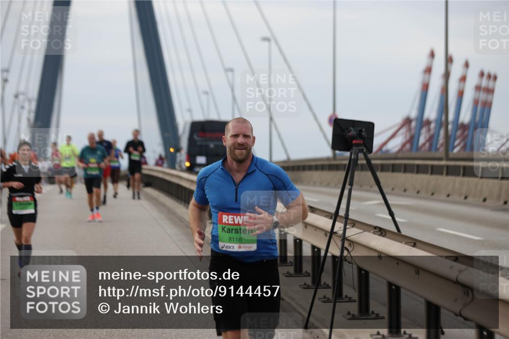 03.10.2025 - Köhlbrandbrückenlauf Jannik Wohlers http://msf.ph/oto/9144457 03.10.2025 15:45:47 Position 1 8118 meine-sportfotos.de