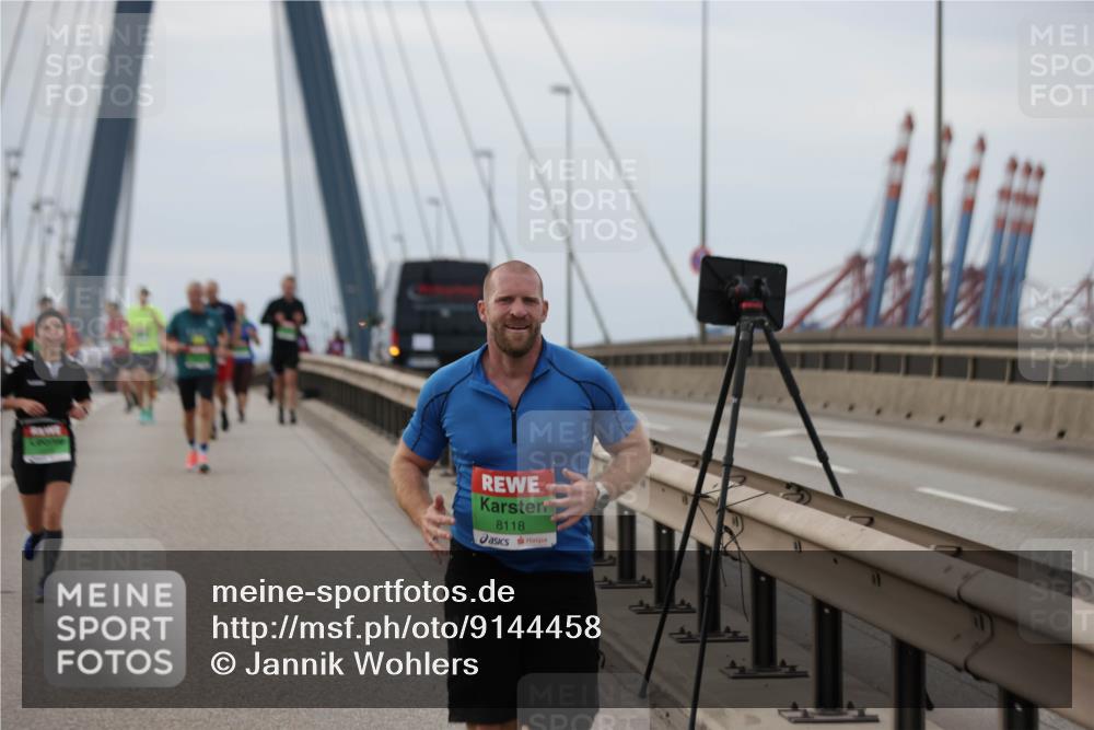 03.10.2025 - Köhlbrandbrückenlauf Jannik Wohlers http://msf.ph/oto/9144458 03.10.2025 15:45:47 Position 1 8118 meine-sportfotos.de