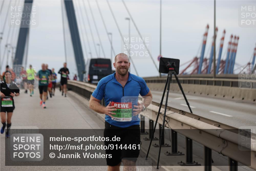 03.10.2025 - Köhlbrandbrückenlauf Jannik Wohlers http://msf.ph/oto/9144461 03.10.2025 15:45:47 Position 1 8118 meine-sportfotos.de
