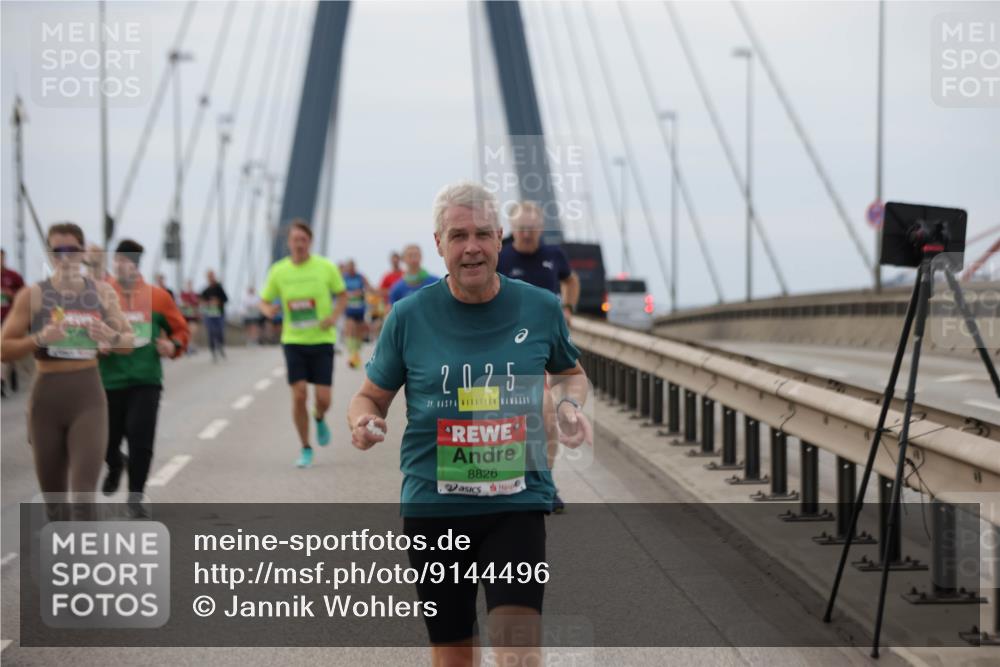 03.10.2025 - Köhlbrandbrückenlauf Jannik Wohlers http://msf.ph/oto/9144496 03.10.2025 15:45:54 Position 1 2025, 29, 8826 meine-sportfotos.de