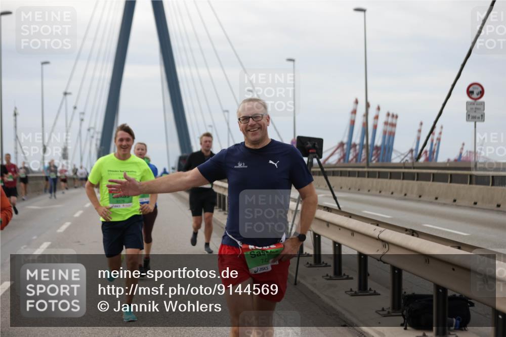 03.10.2025 - Köhlbrandbrückenlauf Jannik Wohlers http://msf.ph/oto/9144569 03.10.2025 15:45:58 Position 1 9378, 742, 1300 meine-sportfotos.de