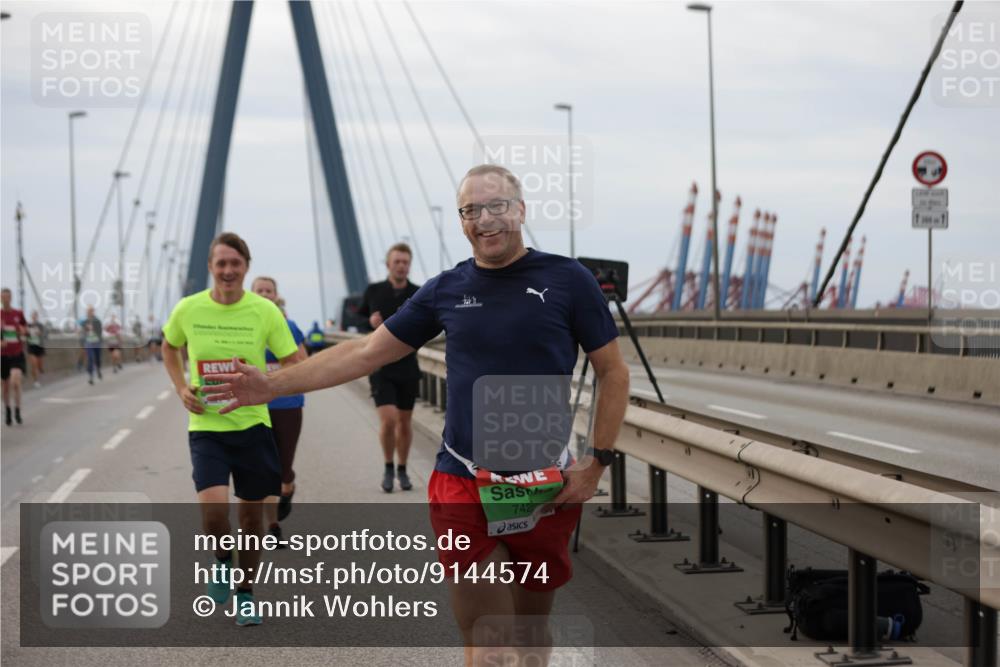 03.10.2025 - Köhlbrandbrückenlauf Jannik Wohlers http://msf.ph/oto/9144574 03.10.2025 15:45:58 Position 1 742 meine-sportfotos.de