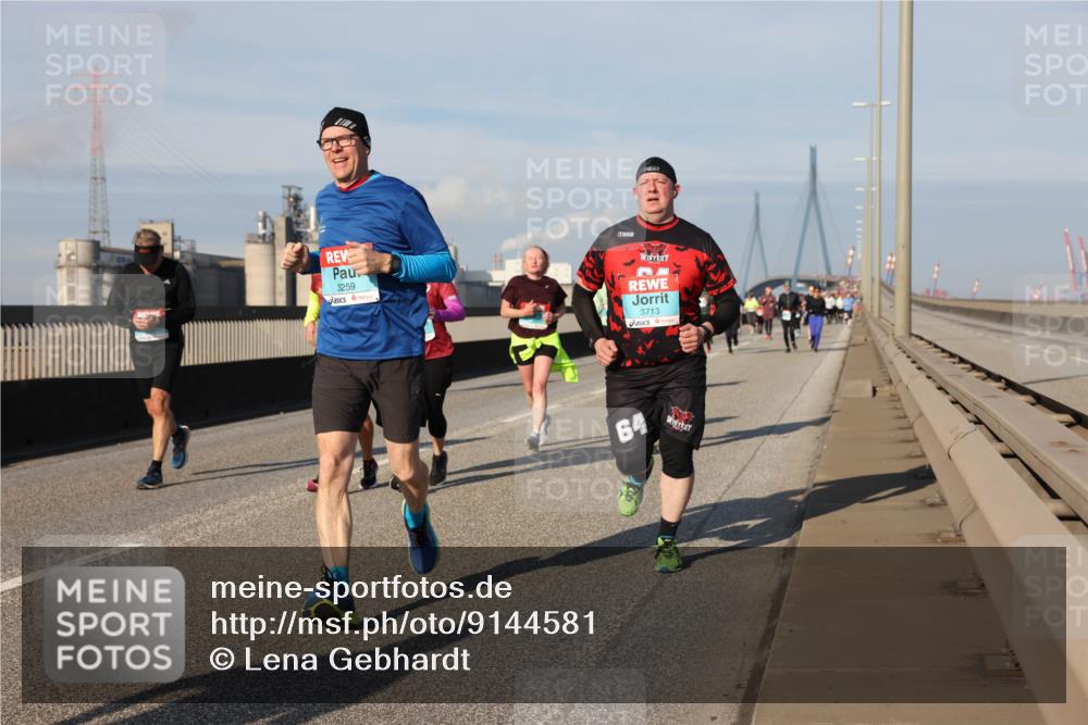 03.10.2025 - Köhlbrandbrückenlauf Lena Gebhardt http://msf.ph/oto/9144581 03.10.2025 10:02:16 Position 2 3259, 3713, 64 meine-sportfotos.de