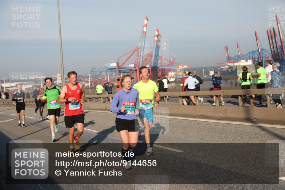 03.10.2025 - Köhlbrandbrückenlauf Yannick Fuchs http://msf.ph/oto/9144656 03.10.2025 08:33:09 Position 2 3704, 3712 meine-sportfotos.de
