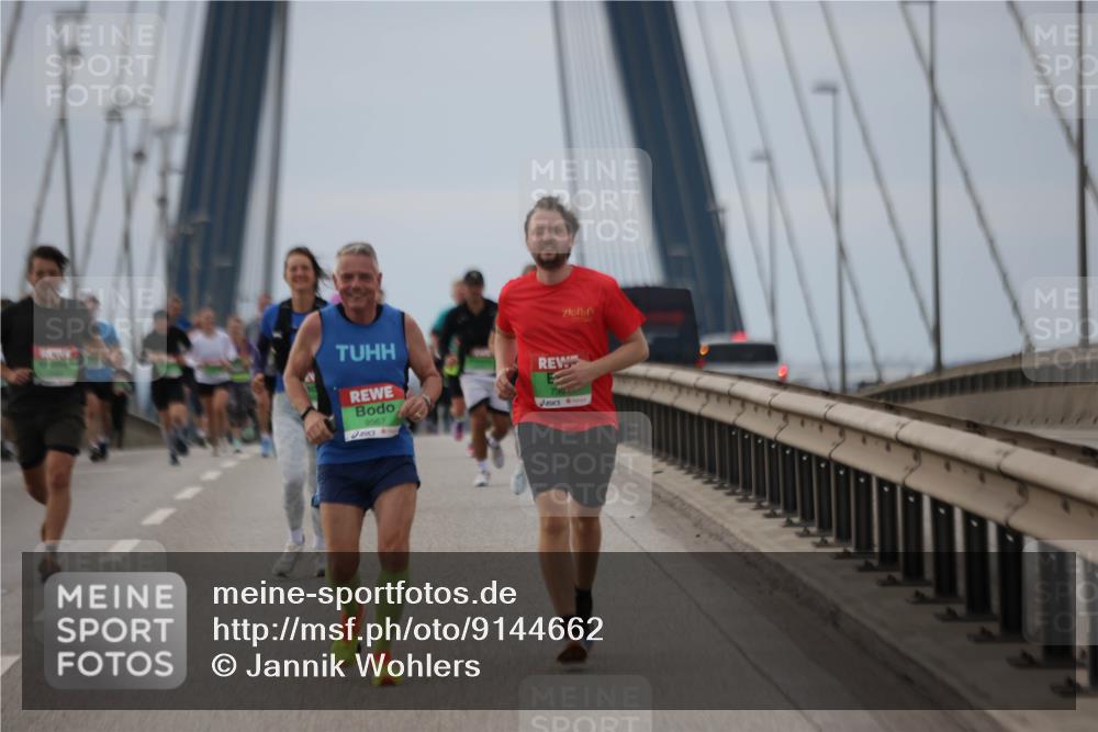 03.10.2025 - Köhlbrandbrückenlauf Jannik Wohlers http://msf.ph/oto/9144662 03.10.2025 15:46:04 Position 1 9567 meine-sportfotos.de