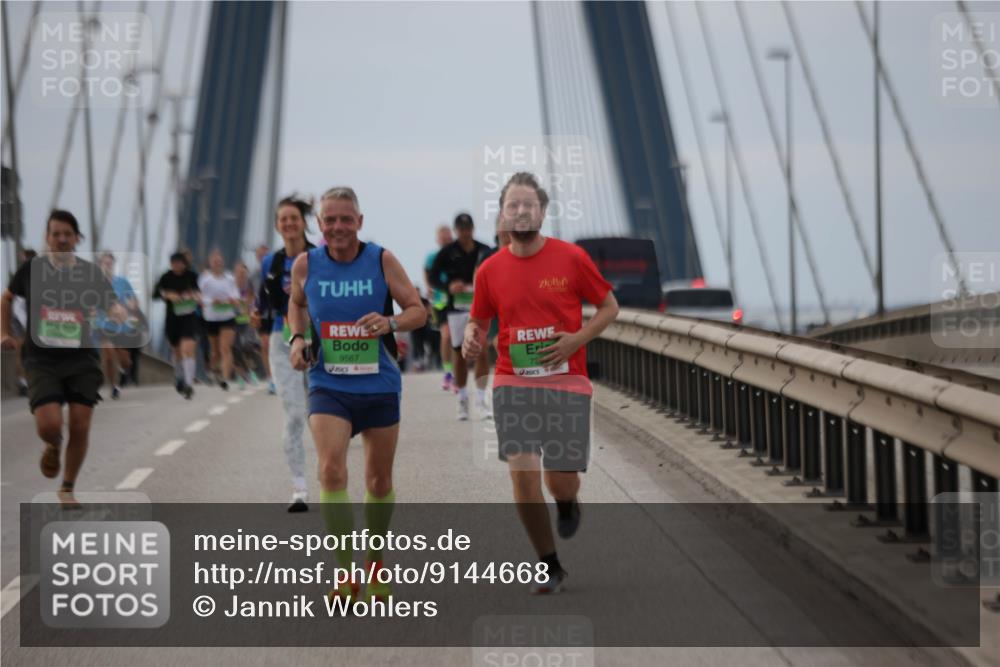 03.10.2025 - Köhlbrandbrückenlauf Jannik Wohlers http://msf.ph/oto/9144668 03.10.2025 15:46:04 Position 1 9567 meine-sportfotos.de